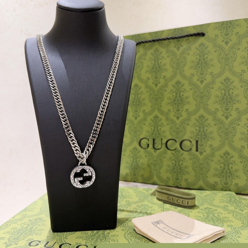 G*u*i necklaces